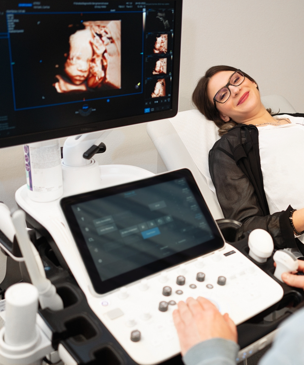 Frau wird mit einem Ultraschallgerät untersucht